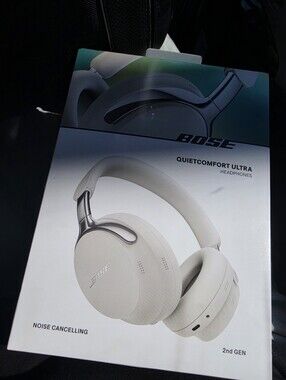 Bose QuietComfort Ultra Headphones - White.     1 Bose Quiet Comfort Headphones